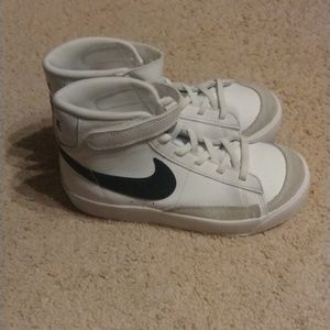 Girl's Nike Blazers w/ Velcro Strap ( Size 2 ). Excellent Condition!!